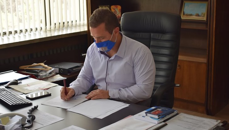 Той подаде и писмен сигнал, за да бъдат извършени проверки и да се установят и санкционират замърсителите