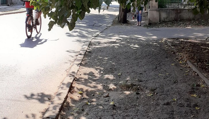 "Искам да попитам г-н кмета нормално ли е хората да вървят по такива тротоари в нашия град?", пита Анелия Върбанова