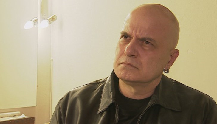 Слави Трифонов, вади нови лица и ги лансира. Преди всичко нови, не само млади. И на миналите, и на тези избори