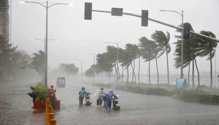Анулираха полети и курсове на товарни кораби, затварят училищата, пазарите и магазините Анулираха полети и курсове на товарни кораби, затварят училищата, пазарите и магазините