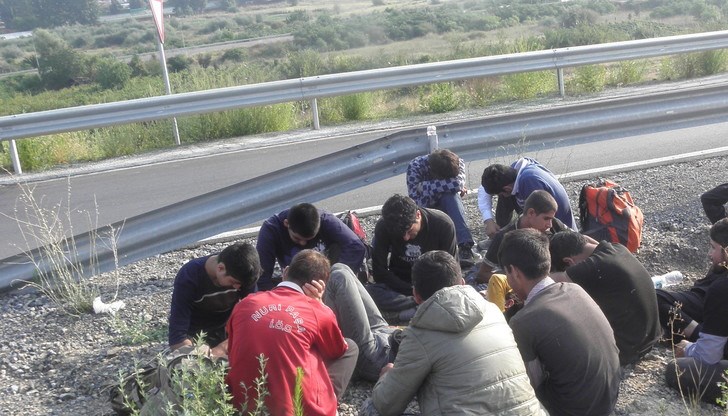 Мигрантите атакували граничарите с лютив спрей