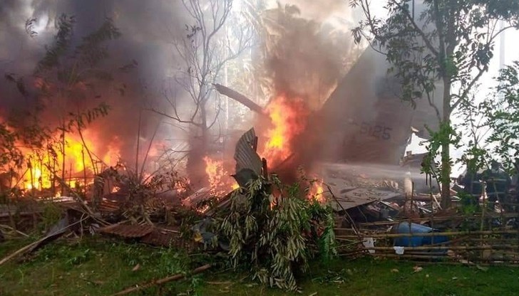 Самолетът е пропуснал пистата и се е разбил, след което е избухнал пожар