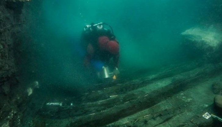 Плавателният съд е намерен под близо 5-метров слой от утайки, смесени с останките от разрушения храм на Амон
