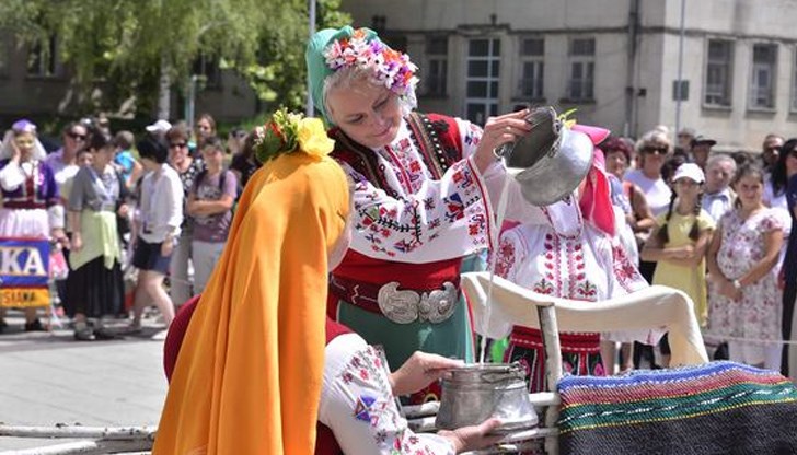 Фолклорни състави от 6 държави ще участват във вечерните концерти на панаира Фолклорни състави от 6 държави ще участват във вечерните концерти на панаира