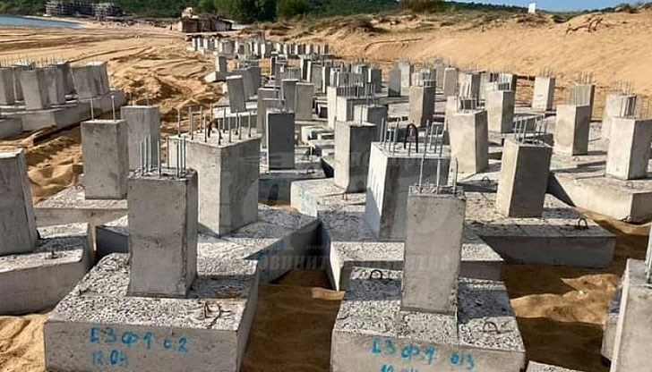 Началникът Влади Калинов дава на прокурор главния архитект на Созопол за издадените разрешенията за преместваеми обекти Началникът Влади Калинов дава на прокурор главния архитект на Созопол за издадените разрешенията за преместваеми обекти