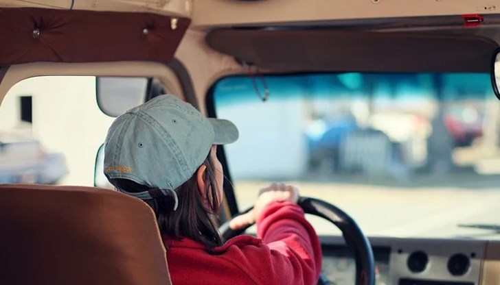 Десетгодишно дете, седнало зад волана на автомобил, се е блъснало в стена на жилищна сграда