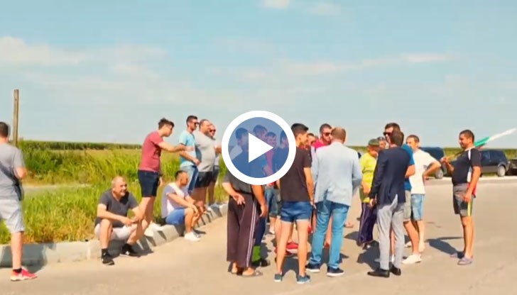 Искаме пътища! Искаме нашите села да процъфтят, скандираха мирните демонстранти от Божурово и Бисерци