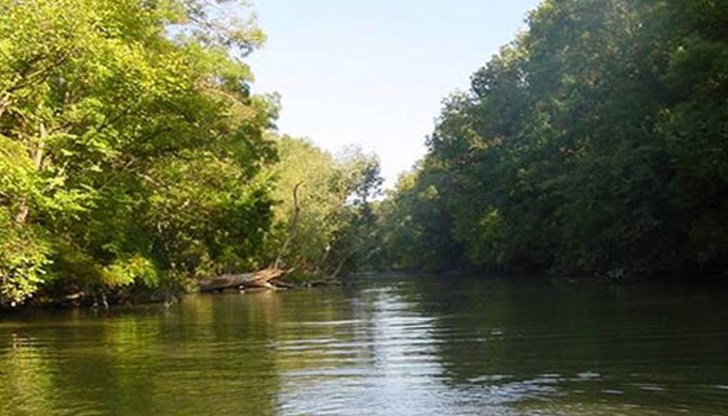 Товарен автомобил е преминал през мантинелата и е паднал в река Тунджа Товарен автомобил е преминал през мантинелата и е паднал в река Тунджа