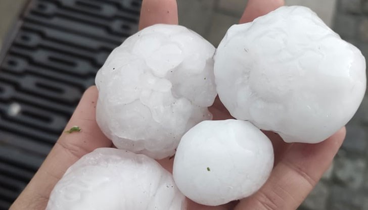 Ледените късове нанесоха значителни щети на обществени сгради и частни домове