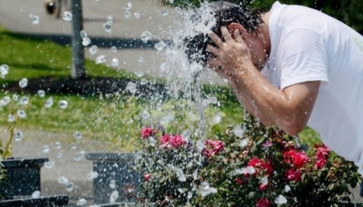 Топлият душ звучи нелепо, но всъщност въздейства по-добре на тялото от студения душ