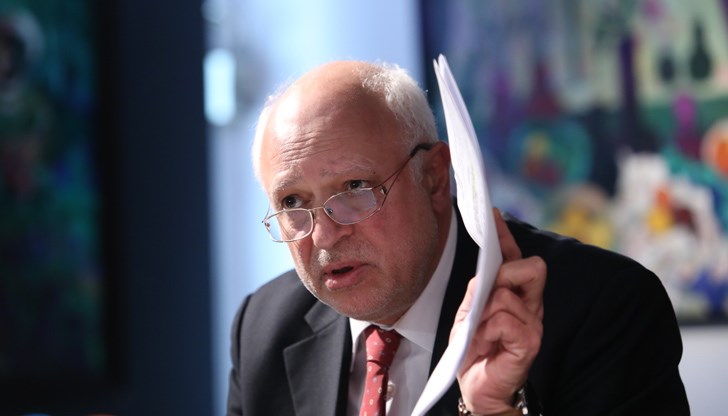 "Ще е нужен основен ремонт на държавността, но ще е нужно да променим и навиците си. Не трябва повече да мълчим, не трябва да прикриваме и дребната корупция, не само едрата“, каза още министърът