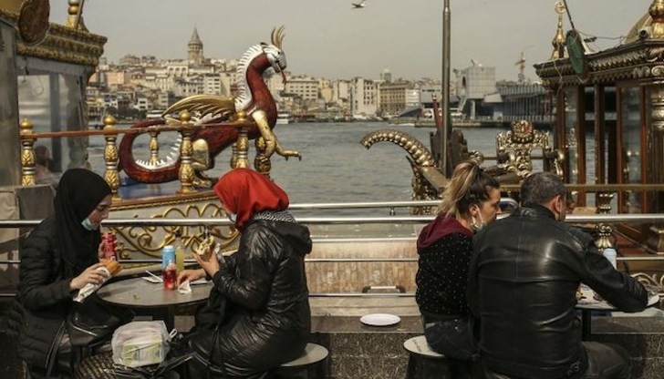 Слага се край на комендантския час и ограниченията за излизане от домовете през уикендите