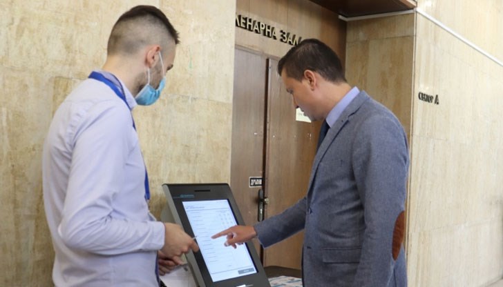 Успешно стартира пробното машинно гласуване в Русенско