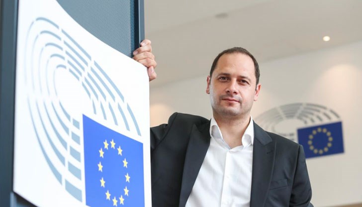 Тарикатлъците, с които законите се променяха в последния момент чрез преходните и заключителните разпоредби, не са останали встрани от вниманието на нашите партньори, заяви евродепутатът Тарикатлъците, с които законите се променяха в последния момент чрез преходните и заключителните разпоредби, не са останали встрани от вниманието на нашите партньори, заяви евродепутатът