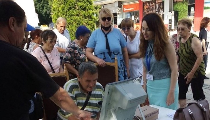 Над 300 души от всички осем общини в региона в рамките на три дни изявиха желание да се запознаят отблизо с възможността за машинен вот
