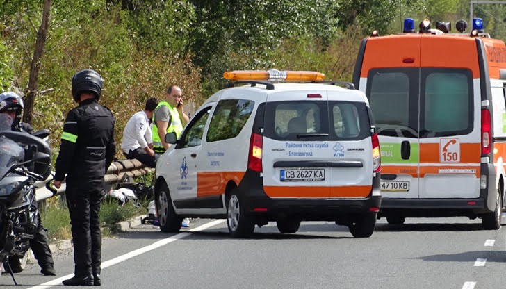 Шофьорът от село Българево не спазил знак "Стоп" и блъснал преминаващ румънски автомобил, който пък ударил друга кола