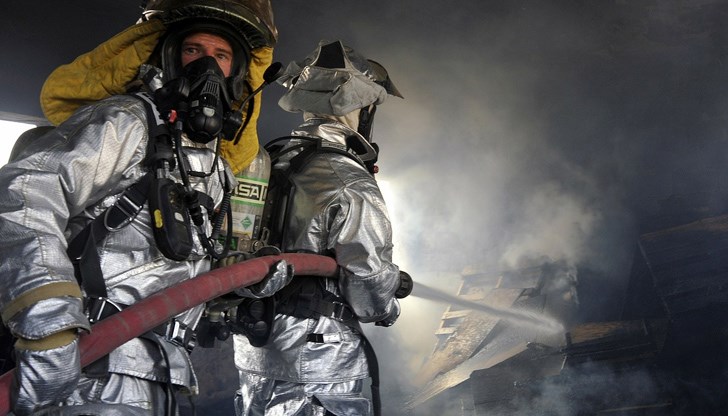 Пожарникарите я намерили в коридора докато се е опитвала да излезе от горящото жилище