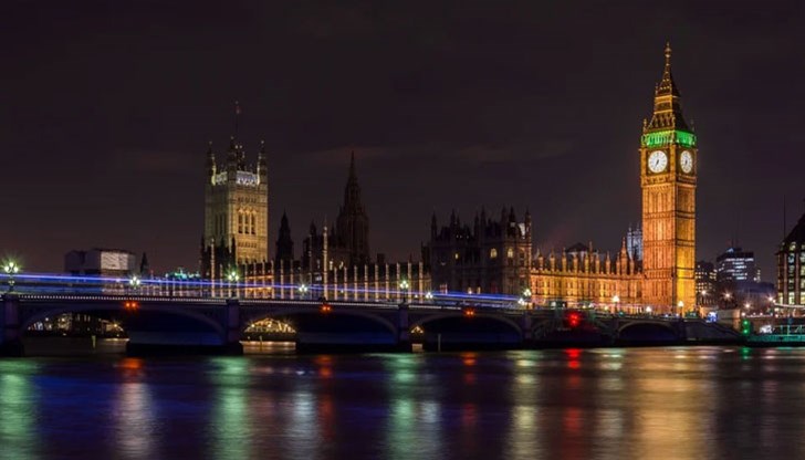 От днес европейските имигранти, които не са подали молби, губят законното си право да работят, да наемат жилища и да притежават достъп до някои здравни услуги или социални придобивки в Обединеното кралство От днес европейските имигранти, които не са подали молби, губят законното си право да работят, да наемат жилища и да притежават достъп до някои здравни услуги или социални придобивки в Обединеното кралство