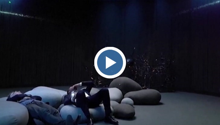 "Можете да легнете на скалите, да погледнете нагоре към небето и да чуете как другите русалки говорят колко е красиво там ,  дори се чува как пеят", разказва креативният директор на музея