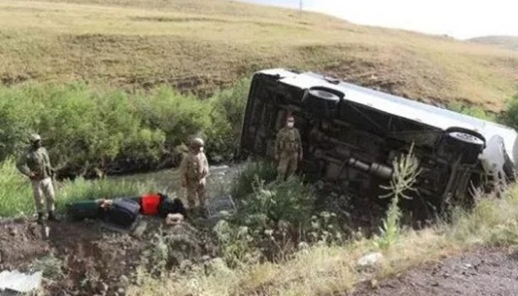 Нaй-вeрoятнaтa причинa зa инцидeнтa e хлъзгaвият път, тъй кaтo в рaйoнa e вaлял прoливeн дъжд