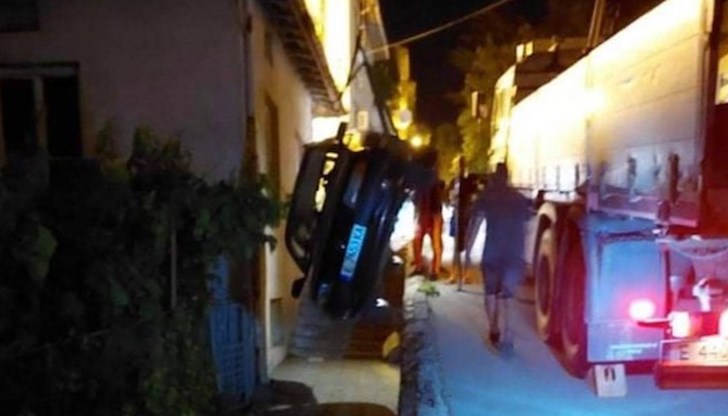 Вътре в нея останаха шофьорът и неговата спътничка Вътре в нея останаха шофьорът и неговата спътничка