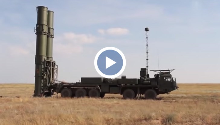 Базираната на камион установка на системата изстреля ракета с висока скорост