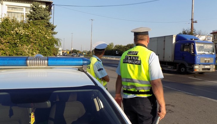 Полицаите хванали нарушителя при рутинна проверка Полицаите хванали нарушителя при рутинна проверка