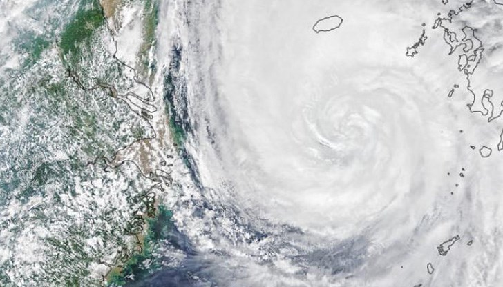 Очаква се стихията да достигне до сушата във вторник Очаква се стихията да достигне до сушата във вторник