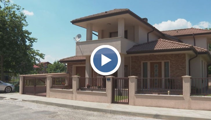 Бяха направени обиски в домовете на общинска съветничка, съпругът ѝ, брат му и баща им