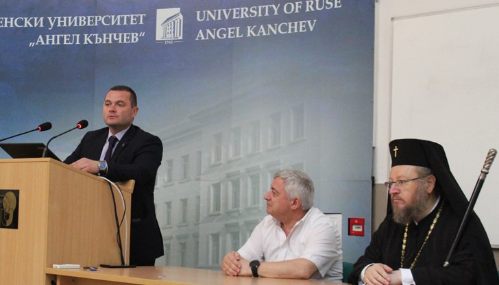 Събитието е част от образователните дейности на Русенската епархия и се организира по инициатива и с благословението на Русенския митрополит Наум, който отправи специално послание към участниците
