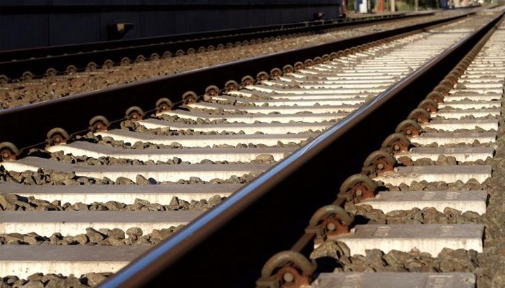 Стотината пътници часове наред са били затворени във влака Стотината пътници часове наред са били затворени във влака