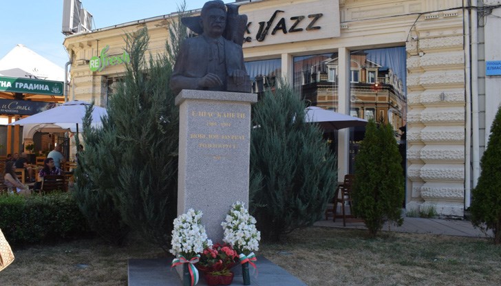 Граждани положиха цветя пред паметника на писателя