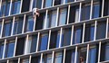 Британец изкачи 93-метров небостъргач без въжета