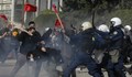 Сблъсъци на полицията и протестиращи срещу васкинацията в Атина