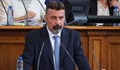 Посрещнаха Филип Станев с аплодисменти в парламента, дойде с костюм