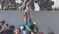 До какво отчаяние трябва да е докаран човек, за да прехвърли бебето си на войници?!