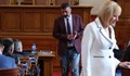 Депутат получи забрана да носи скъсани дънки в парламента