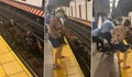 Мъж скочи на релсите на метрото, за да спаси човек в инвалидна количка
