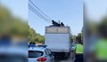Заловиха бежанци в каросерията на камион в София