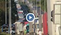 Мигрантите виновни за бавния трафик на камионите на Дунав мост в Русе