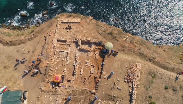 От античността до средновековието обруления от стихиите нос е събрал истории за приключения, съкровища и героични мъже от Лизимах до Добротица, от Тириза до Калиакра, последната българска твърдина паднала под османско владичество От античността до средновековието обруления от стихиите нос е събрал истории за приключения, съкровища и героични мъже от Лизимах до Добротица, от Тириза до Калиакра, последната българска твърдина паднала под османско владичество