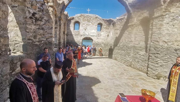 Приготвените ботуши за свещениците се оказаха ненужни!