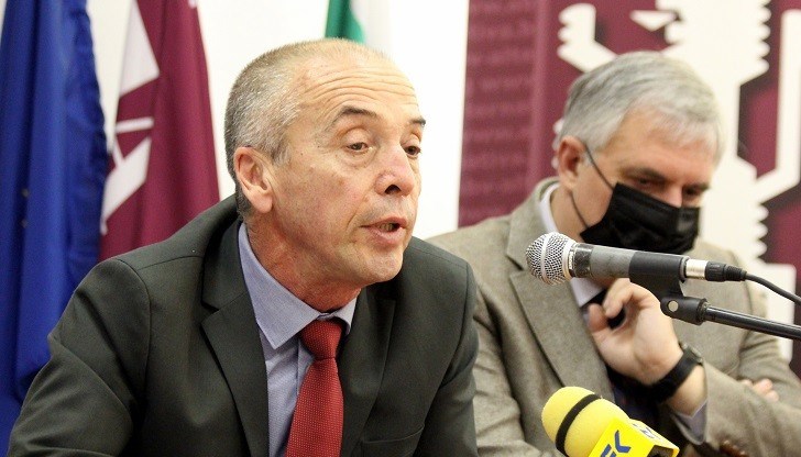 "Това си е чиста проба експерименти върху хора и то върху деца и бременни при това, което този, който провежда експеримента, е напълно освободен от отговорност", уточни още доц. Мангъров "Това си е чиста проба експерименти върху хора и то върху деца и бременни при това, което този, който провежда експеримента, е напълно освободен от отговорност", уточни още доц. Мангъров