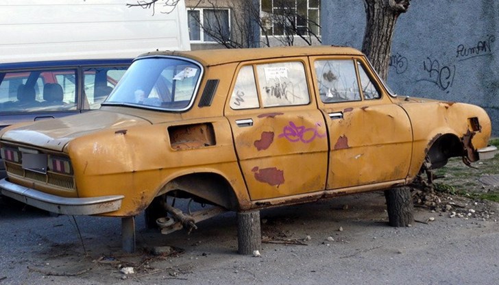 Собствениците на 40 изоставени автомобила в Русе имат краен срок за преместването им от градските улици