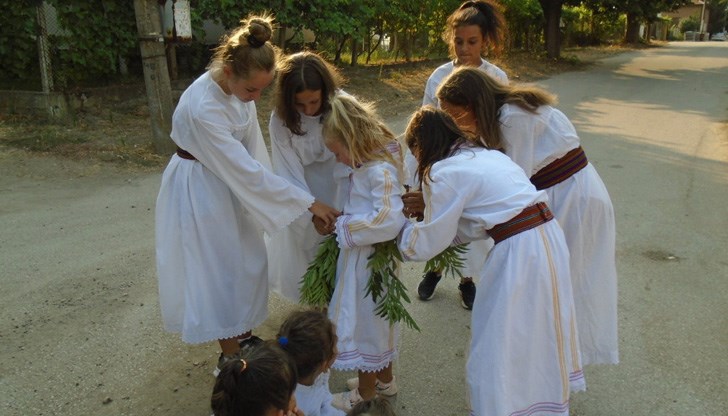 Заради засушаването през последните седмици хората изпълниха стария обичай "Пеперуда"