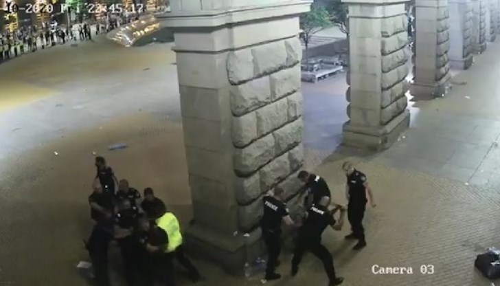 Ще питам лично Младен Маринов и Христо Терзийски-Ако това бяха вашите деца и някой ги рита в главата и бъбреците така пак ли щяхте да твърдите, че насилието е от протестиращи към полицаи