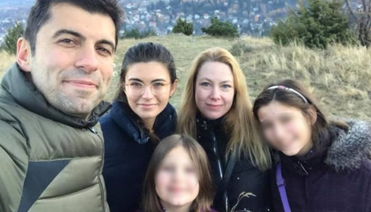 Важното е накрая да му турят етикета "маскара", защото прекалено свети на фона на политици като Борисов, Митов, Доган, Гешев, и т.н.. Важното е накрая да му турят етикета "маскара", защото прекалено свети на фона на политици като Борисов, Митов, Доган, Гешев, и т.н..