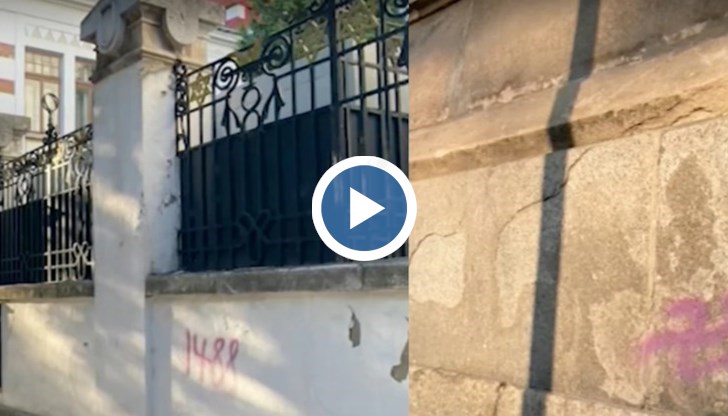 Кадри от охранителни камери показват хора с маски, пишещи по сградата