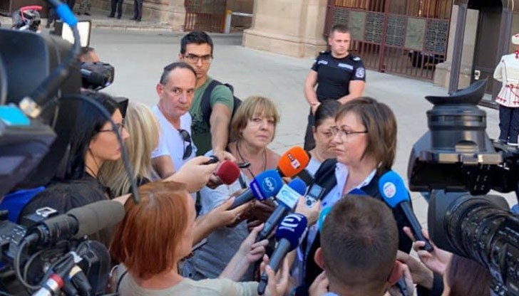 Това заяви лаконично лидерът на БСП Корнелия Нинова преди консултациите с Румен Радев за съставяне на правителство Това заяви лаконично лидерът на БСП Корнелия Нинова преди консултациите с Румен Радев за съставяне на правителство