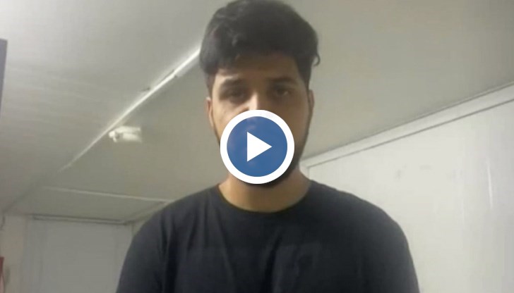 Негова снимка с претъпкан военен самолет разтърси света